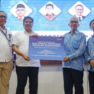 Toyota Berikan Mesin Mobil Hybrid buat UNS Solo