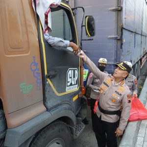 Dengan Naik Trail, Kapolresta Pati Turut Urai Macet dan Bagikan Makanan ke Para Sopir