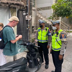 Satlantas Polres Badung , Bali Tilang Pengendara Guna Mencegah Angka Kecelakaan