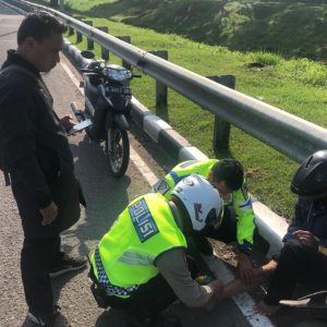 Sigap : Anggota Satlantas Polresta Bandara Soekarno Hatta Bantu Masyarakat yang Butuh Pertolongan