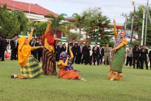 Seni Tarian Kompelasi, Gendeng Beleq dan Perisaian Warnai Semarak Upacara HUT Bhayangkara Polres Bima Kota