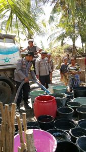 Polsek Jonggat melaksanakan Bakti Sosial mendistribusian Air Bersih di Desa Sukarara Kecamatan Jonggat