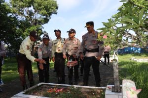 HUT Ke-43 Satpam, Polres Loteng Gelar Ziarah Makam dan Tabur Bunga di TMP Praya