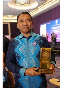 Pakai Tenun Sumbawa, Doktor Najam raih TOP DIGITAL AWARD 2023, Apa Saja Prestasinya?