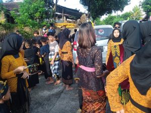 Pamswakarsa Gagak hitam melakukan pengamanan di acara nyongkolan iring iringan dalam melaksanakan adat suku Sasak Lombok