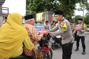 Polres Loteng Dan Bhayangkari Berbagi Jelang Buka Puasa.