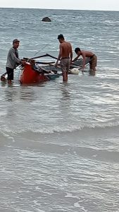 Tim Gabungan Dibantu Masyarakat Lakukan Pencarian Korban Tenggelam Di Pantai