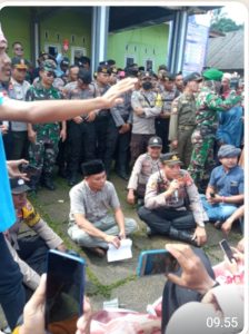 Kepala Desa Barebali  di geruduk warga hingga penyegelan kantor desa karena di duga jual beras Bansos