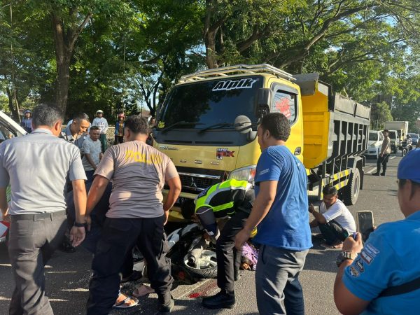 Sat Lantas Polres Loteng Evakuasi Korban Laka Lantas Di Bundaran Masjid Jami.