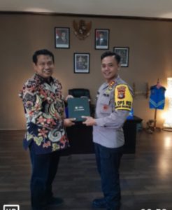 Kapolres Loteng Terima Penghargaan Dari Kantor KPP Praya.
