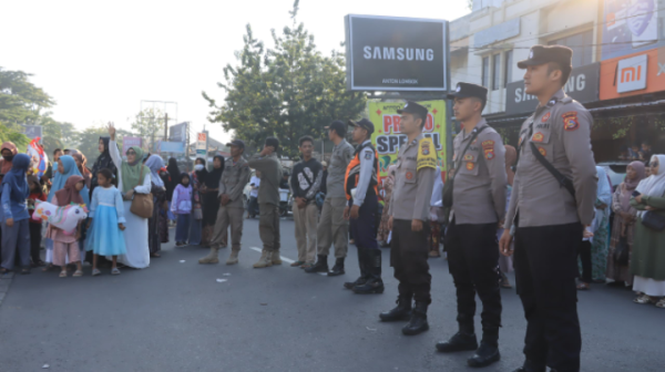 Personil ‎Polres Loteng Kawal Dan Amankan Keberangkatan 393 Calon Jamaah Haji Kloter 02.