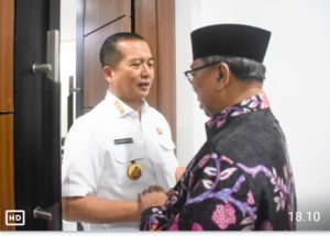 Rabu, 16 April 2025  Mik Ikbal:Bentuk Dinas Kebudayaan, Langkah Pemprov NTB Dukung Kemajuan Pengembangan Seni Budaya  Media hukrimnusantara.com-Gubernur NTB Dr. Lalu Muhamad Iqbal menyatakan komitmennya untuk mendukung pengembangan seni budaya di NTB. Sebagai bentuk dukungan, Miq Iqbal menyampaikan saat ini langkah yang dilakukan yakni memisahkan dinas kebudayaan sendiri sehingga bisa lebih fokus dan memberikan perhatian lebih terhadap keberadaan seni budaya di NTB.  “Salah satu yang kita rencanakan, membentuk dinas kebudayaan! Agar Seni dan budaya di NTB mendapatkan perhatian lebih,” terang Miq Iqbal usai menerima Audiensi Pengurus Wilayah Komite Seni Budaya Nusantara (KSBN) NTB di ruang kerjanya Rabu (16/4/2025).  Sementara itu, Ketua KSBN NTB TGH. Hazmi Hamzar menyambut baik rencana pemprov NTB memisahkan dinas pendidikan dengan kebudayaan, ia menyebut hal itu akan membuat keberadaan seni dan budaya akan memiliki tempat tersendiri agar lebih terfokus serta menjadikan kebudayaan khusunya kebudayaan NTB sebagai cerminan semua lapisan.  “Ya dengan itu konsentrasinya akan semakin kuat. Karena keberadaannya tersendiri sejalan dengan pusat yang memiliki kementerian kebudayaan,” terangnya  Di sisi lain, Hazmi mengungkapkan kehadirannya bersama jajaran pengurus wilayah KSBN, yakni untuk mengundang secara langsung gubernur menghadiri pelantikan kepengurusan yang baru yang rencananya akan dilaksanakan pada 14 Mei 2025 mendatang.  “Alhamdulillah bersilaturahim langsung dengan pak Gubernur. Beliau sangat mendukung dan bersedia hadir pada tanggal 14 nanti, Semoga kedepan KSBN semakin maju dan berkembang sesuai harapan pak Gub,” ungkapnya.  Sementara itu Sekretaris KSBN Mujahiddin menjelaskan, dalam upaya mendukung pengembangan serta melestarikan seni budaya, KSBN NTB telah melakukan MoU dengan dikbud NTB dengan melaksanakan Ekstrakulikuler bertajuk Remaja Pelestari Budaya (RPB) di sekolah-sekolah.  “Untuk (RPB) tahun pertama kita lakukan di SMK/SMA/SLB. Selanjutnya kita coba berkoordinasi dengan dinas Dikbud Kabupaten/Kota untuk tingkat SMP/SD,” ungkap Mujahiddin.  Pelantikan kepengurusan baru KSBN NTB dan sembilan kabupaten/kota lainnya akan  dilaksanakan pada 14 Mei mendatang, dengan melibatkan para penggiat seni budaya, siswa siswi serta menghadirkan berbagai pertunjukan hiburan seperti pemecahan rekor MURI 1000 dulang dengan menghadirkan 5000 dulang, hingga pemutaran film salah satu mahakarya putra asli NTB Perempuan Sasak Terakhir.DNI.NTB